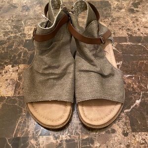 NWT Blowfish Sandals